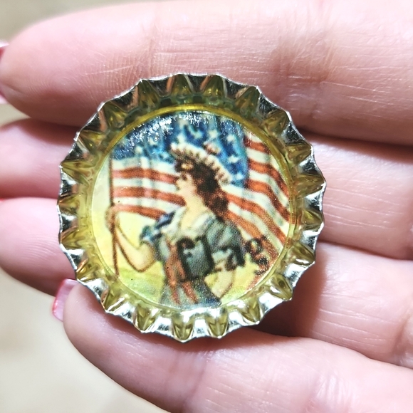 Anthropologie Set Of 6 Patriotic Bottle Cap Pins - Picture 3 of 6